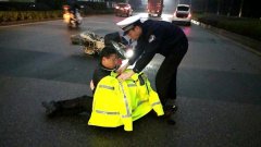 雨中，他脱下警服，为伤者撑“伞”