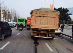 万州北滨路今早两货车追尾 司机被卡在驾驶室