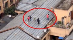 熊孩子楼顶“表演”蜘蛛侠 屋顶行走翻上翻下