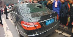 “你挡了我的路”   81岁老人怒砸奔驰车