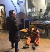 火锅店开门第一天 就来了位清洁工赖着要账