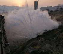 奉节一水管爆裂水往四处洒  像一把打开的大折扇！