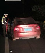 司机半夜疲劳驾驶太困 车停高速上睡大觉