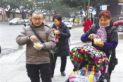 女老板街头送粥1.8万碗  夏有绿豆银耳冬有红糖姜汤