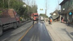 重庆两大货车互怼 弹出10米远致3人受伤