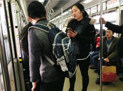 轨道二号线上乘客爱心接力，帮助男孩找到家人