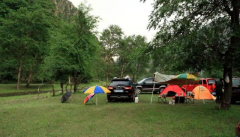 春游踏青车陷泥坑怎么破？神技能一分钟解决！