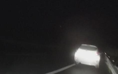 男子将车停应急车道打麻将被罚：还有两圈