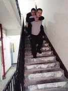  好心的哥背重病邻居看病 坚持一年却分文不取