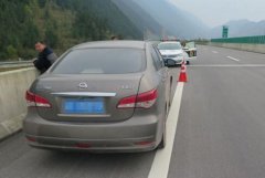 车子出故障 司机高速上靠手推还逆行