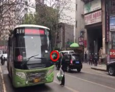 车流中发小广告 警方警告将依法处罚