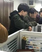 王源回学校遭同学爬窗围观 很多竟是男同学