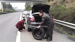 男子高速路听歌太嗨 车轮爆胎竟然不知道