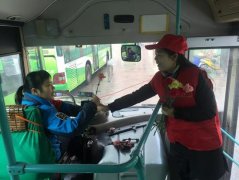  志愿者为公交女司机及女乘客赠花表祝福