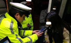 胆大！帮男友挡酒干掉一瓶红酒 美女还敢酒驾上路