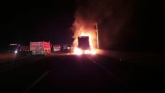 重庆一拖挂车自然 爆胎还在继续跑 200万余元货物成灰烬