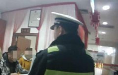 熊孩子玩密室逃脱 差点没“逃脱”