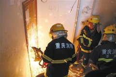  八旬独居老太病发昏迷 消防官兵破门救出送医