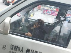 父亲钥匙留车里 7岁娃儿开车险撞人