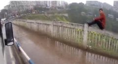 一时想不开 男子酒后要跳桥