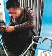 奇葩！男子站在轻轨车厢连接处风挡上玩游戏