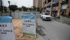 物业要安停车收费杆 最后位置选到我家店铺门口