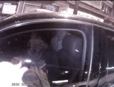 遇交警查酒驾 男子假装是乘客急跳后排