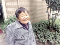 重庆87岁婆婆，动了两次手术还能抱膝单腿站立