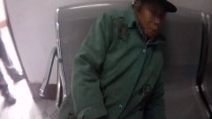 丰都老人的山羊被面包车撞死，协调过程中血压飙至200多