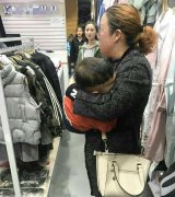 急坏了！妈妈逛街弄丢孩子 他竟在这睡着了...