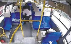 女乘客突发疾病 公交车变“救护车”开进医院