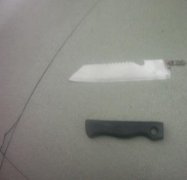 天上没掉馅饼掉菜刀 过路老人遭遇惊魂一刻