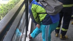 涪陵一学生右腿被卡栏杆缝隙