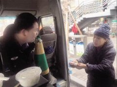 阿姨10年5次赶到主城 终于还了民警的300元钱
