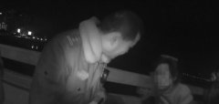 七旬老人欲跳河自杀 民警及时相救