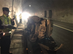 惊险！面包车高速路爆胎 下一秒侧卧隧道中