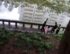 “你比我大20岁还不珍惜！”说完她就跳河了……