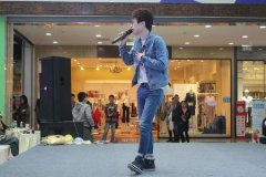 重庆90后原创歌手酷似林俊杰  吸粉无数