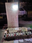 这位摊主有点任性 你敢出价他就敢卖