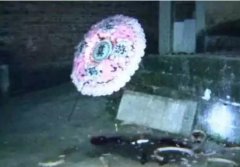 深夜被人放火炮摆花圈 重庆这家人被吓得脚发软