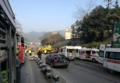 渝昆高速21车连环相撞