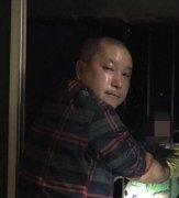 女孩从5楼坠到4楼 男子紧拉双手坚持半小时