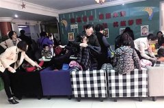 男子教室为女儿换装 被陌生人打耳光