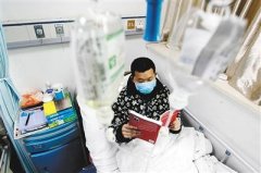 23岁男生患急性白血病 将病房变成“自习室”