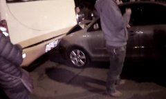 江北小轿车“无人驾驶”撞伤公交车