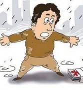 男子银行柜台捡了一捆钱 悄悄藏了