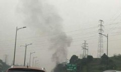内环快速路一轿车自燃