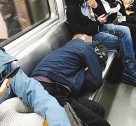 男子躺俩座呼呼大睡 旁边乘客只能干站着