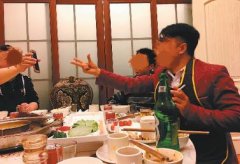 好兄弟结婚到不了现场 他视频隔空划拳喝喜酒