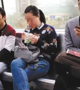 轨道车厢里吃小面啃包子 那味道让人受不了